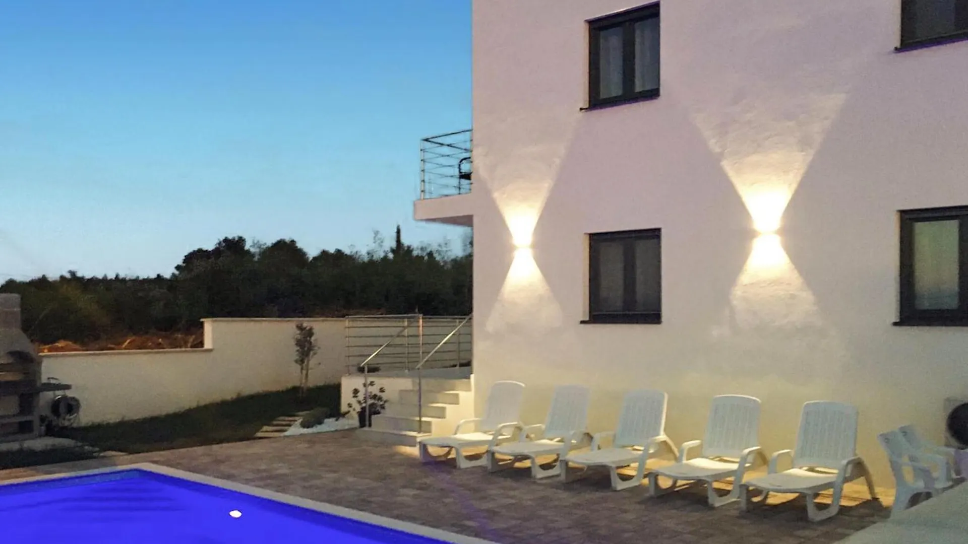 Pet Friendly Apartment In Umag With Kitchen 0*,